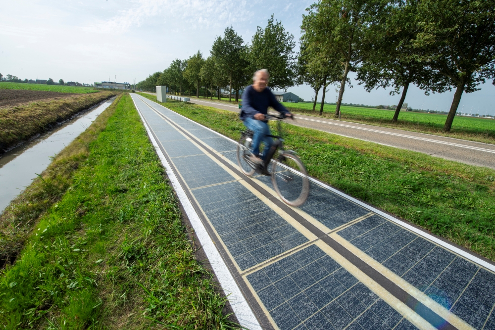 In 2023, Colas and BAM Royal Group have commissioned two cycle paths equipped with 1,000 m² of Wattway photovoltaic coating in the provinces of North Brabant and North Holland in the Netherlands. Picture courtesy of Colas.